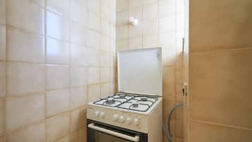 KĂŒhlschrank, Ofen, Herdplatte, Wasserkocher mit Kaffee-/Teezubehör