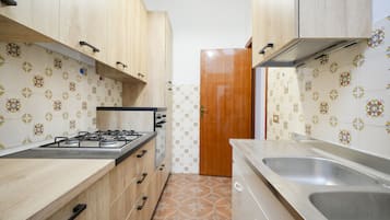 KĂŒhlschrank, Ofen, Herdplatte, Wasserkocher mit Kaffee-/Teezubehör