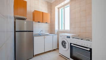 Fridge, oven, stovetop, cookware/dishes/utensils
