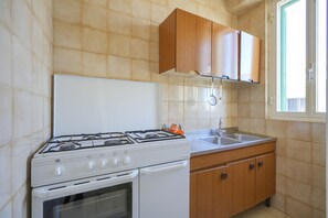 Frigorífico, horno, placa de cocina y cafetera o tetera