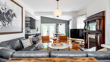 Smart TV, fireplace, ping pong, stereo