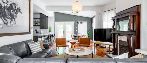 Smart TV, caminetto, tavolo da ping pong, impianto stereo