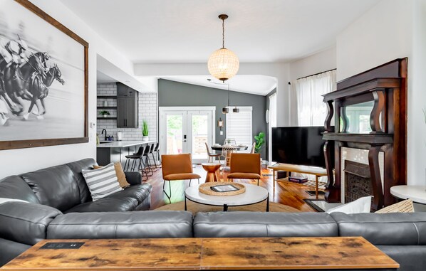 TV connectée, cheminée, table de tennis de table, chaîne hi-fi