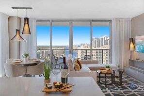 TV, offices - Luxury Condo with Stunning Views | Amazing Pools (Hollywood)