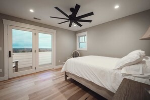 7 habitaciones, escritorio y tabla de planchar con plancha 