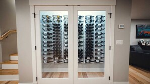 Une cave à vin avec plusieurs rangées de bouteilles.