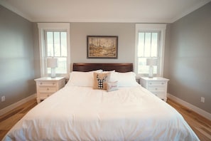 7 habitaciones, escritorio y tabla de planchar con plancha