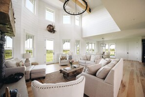 Televisión, chimenea, libros, estéreo