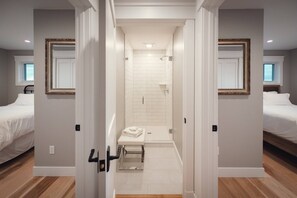 Shower, hair dryer, towels - Ann Riley Farmhouse - Country Setting By The Horse Show (Williamsburg)