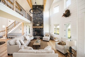 TV, fireplace, books, stereo - Ann Riley Farmhouse - Country Setting By The Horse Show (Williamsburg)
