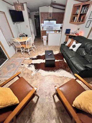 Televisie, een open haard en een kantoor