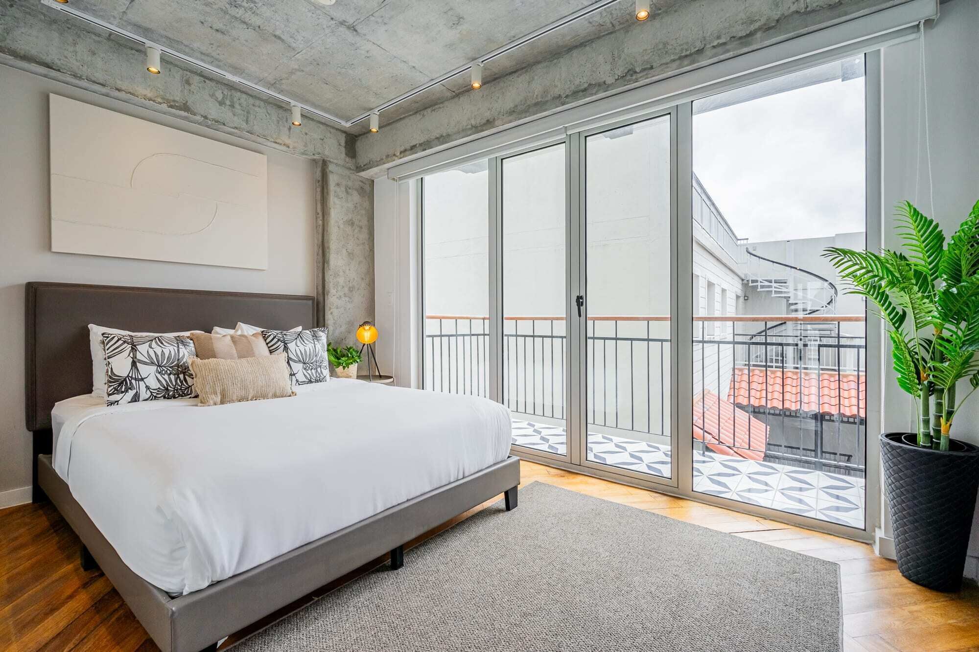 2 عدّة غرف نوم ومكتب ومكواة/لوح كي وواي فاي