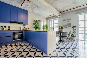 Réfrigérateur, four à micro-ondes, un four, surface de cuisson