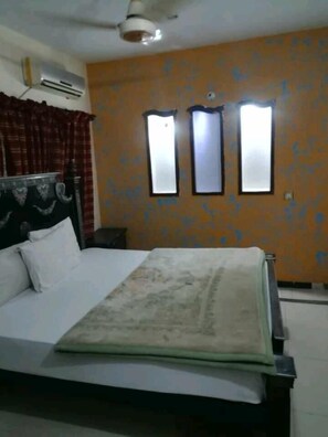 Quarto casal standard | Ferros/tábuas de passar roupa, Wi-Fi de cortesia, roupa de cama