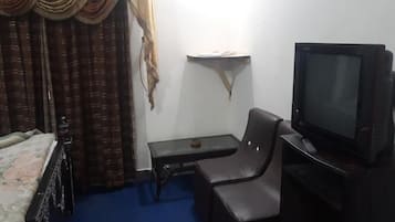 Standard Double Room | Iron/ironing board, free WiFi, bed sheets