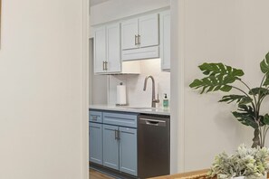 Fridge, microwave, oven, stovetop - 10 min drive to airport/beach in quiet community (Myrtle Beach)