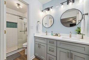 Shower, hair dryer, towels - 10 min drive to airport/beach in quiet community (Myrtle Beach)