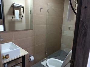 Shower, rainfall showerhead, towels, soap - HOTEL AMERICAN VISA CORPORATE (Bogotá)