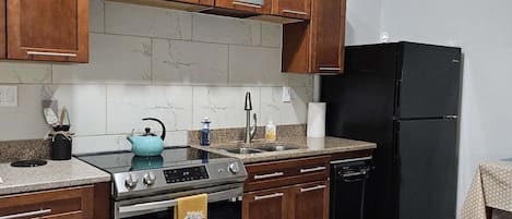 Réfrigérateur, four à micro-ondes, un four, surface de cuisson