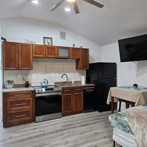 Fridge, microwave, oven, stovetop - SEASIDE COTTAGE BUCKHEAD RIDGE Charming house WiFi  (Okeechobee)