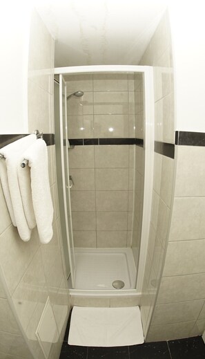 Appartement | Salle de bain | Douche, séchoir à cheveux, serviettes fournies