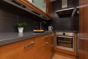 Coffee/tea maker, cookware/dishes/utensils - Karmelicka City Apartment by Renters (Warsaw)