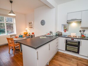 Fridge, dishwasher, electric kettle, toaster - Butler's Cottage (Scarborough)