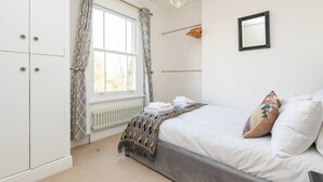 Basic Apartment, 1 Double Bed - Light and Spacious 1 Bedroom Maisonette - Brockley (London)