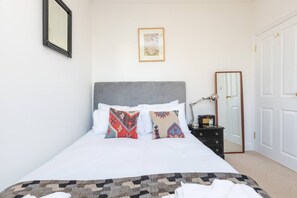 Appartement de base, 1 lit double | 1 chambre, fer et planche à repasser, literie fournie