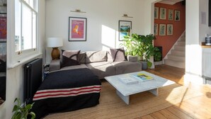 Basic Apartment, 1 Double Bed | Living area - Light and Spacious 1 Bedroom Maisonette - Brockley (London)