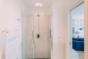 Exclusive Studio Suite | Bathroom | Separate tub and shower, jetted tub, hair dryer, bidet - Eden Suite Sorrento (Sorrento)
