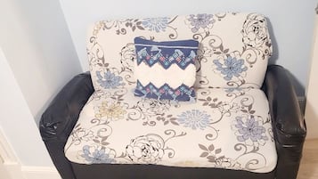 Room, 1 Bedroom | Living area