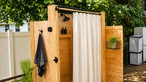 Room, 1 Bedroom, Hot Tub | Bathroom