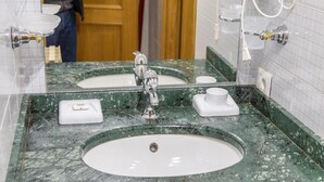A bathroom with two sinks, each with a mirror above. There are soap dispensers and a cup holder on the countertop. - Residence Cervinia 3952 (Valtournenche)