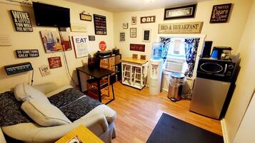 Room, 1 Bedroom | Living area