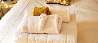 Room-cozy Yellow Queen Bed By Yale U