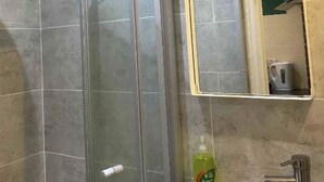 Apartment, 1 Bedroom, Refrigerator | Bathroom - Flat in Kings Cross Camden Town (London)