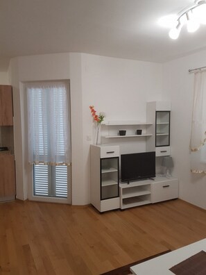 Appartement (Two Bedroom Apartment with Terrace) | Woonkamer | Televisie