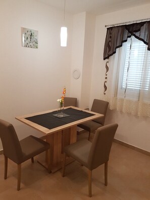 Apartment (One Bedroom Apartment with Balcony) | Esszimmer
