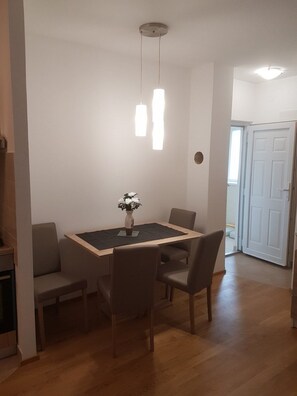 Appartement (One Bedroom Apartment with Balcony) | Dineerruimte