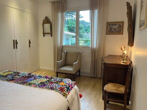 3 bedrooms, desk, iron/ironing board, free WiFi
