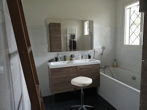 Douche, sèche-cheveux, serviettes fournies, savon