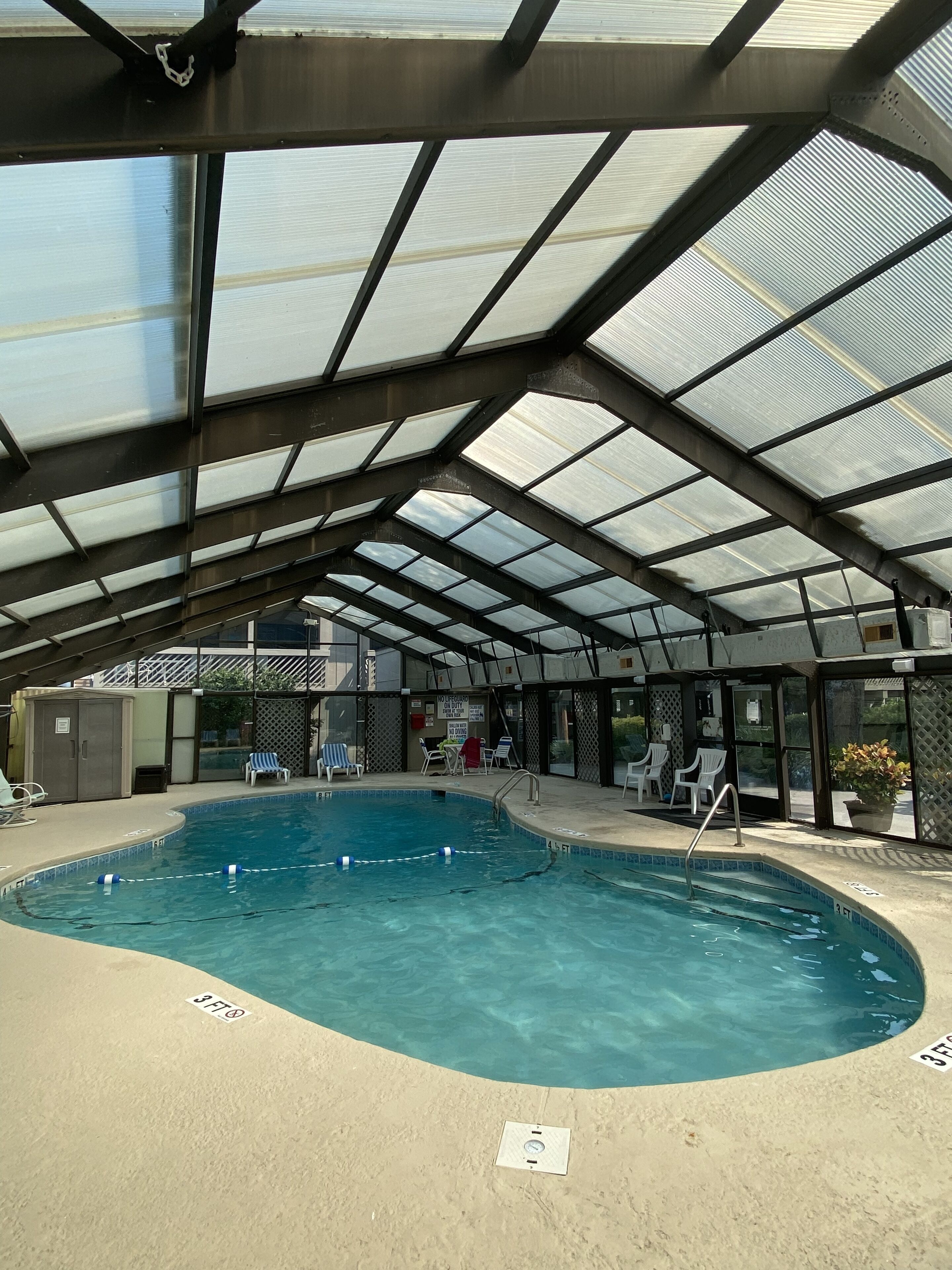 Una piscina cubierta, una piscina al aire libre