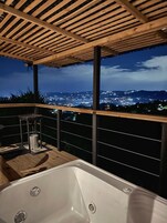 Minibar, decoración personalizada, muebles diferentes y wifi gratis 