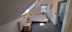 3 Schlafzimmer, Reisekinderbett, kostenloses WLAN, Bettwäsche