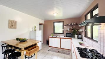 Refrigerador, horno, cafetera/tetera, tetera/pava eléctrica