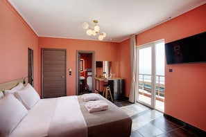 Deluxe Studio Suite, Beach View | Individually decorated, free WiFi