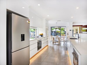 Refrigerador, microondas, horno y parrilla de estufa