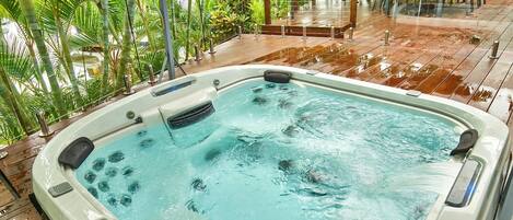 Bain à remous extérieur