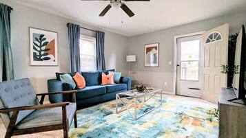 Een televisie en een stereo